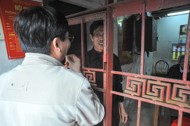 Nhiều du khách không đủ kiên nhẫn chờ tới giờ phát ấn, nên tim cách làm việc riêng với các ông thủ ấn để xin được phát ấn trước