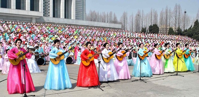 Hàng trăm nữ diễn viên duyệt đánh đàn cho lễ kỷ niệm 100 năm ngày sinh cố chủ tịch Kim Nhật Thành. Ảnh: Telegraph.