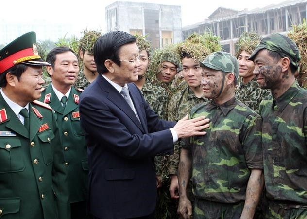 Chủ tịch nước Trương Tấn Sang thăm hỏi, động viên cán bộ, chiến sĩ Đoàn Đặc công 1 đang trong buổi tập luyện. (Ảnh: Nguyễn Khang/TTXVN)