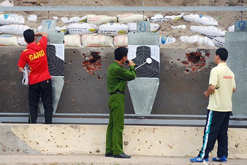 Còn tổ trọng tài kiểm tra đạn bắn và tính điểm