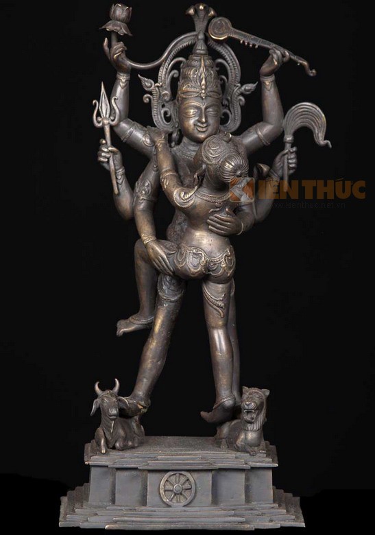 Shakti có nguồn gốc từ Ấn Độ giáo, đôi khi còn được hiểu như “Mẹ thiên chúa vĩ đại” trong thế giới quan của Ấn Độ giáo