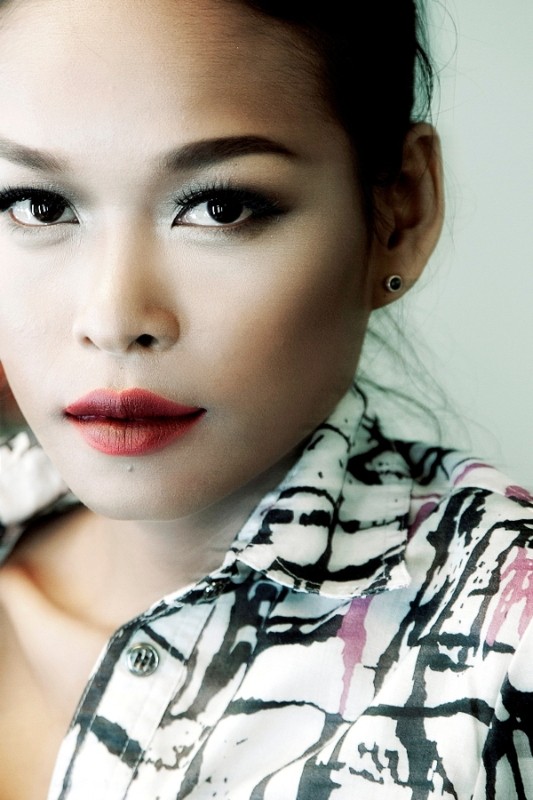 Chân dài 'lột xác' nhờ trang điểm - ảnh 4