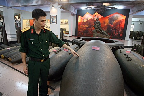 Theo thiếu úy Phạm Nguyễn Điệp, cán bộ bảo tàng công binh thì quả bom này và nhiều qủa bom cùng loại khác thả xuống Việt Nam dều không được ghi ký hiệu, mã số