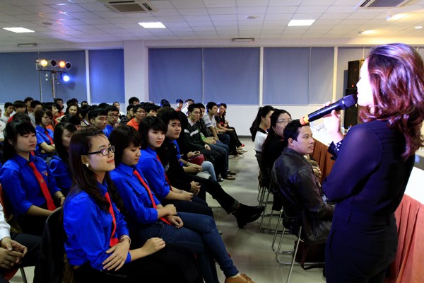 Dù mới tổ chức đám cưới, nhưng tối 7-3, ca sĩ Mai Trang vẫn nhiệt tình tham gia chương trình giao lưu. “Tối nay, gia đình hai bên tổ chức liên hoan gặp mặt và mọi người đang chờ mình ở nhà”. Chia tay chương trình, nữ ca sĩ này vui nhộn “xin phép các bạn mình về nhà đảm vai người vợ”