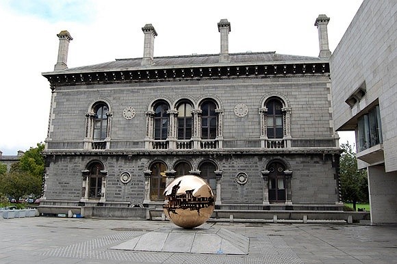 Thư viện này chứa khoảng 5.000.000 cuốn sách và là thư viện nghiên cứu lớn nhất ở Ireland
