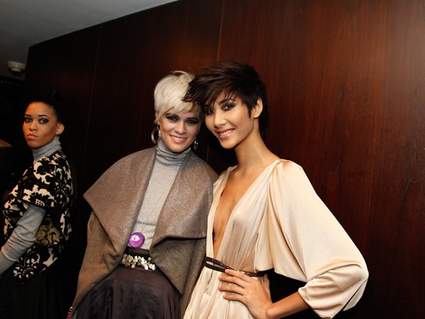 Cô chụp ảnh kỷ niệm cùng các thí sinh Germany's Next Top Model 2012