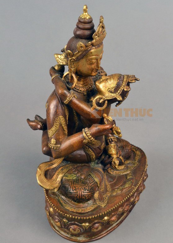 “Cô gái” đó chính là Shakti – tên tiếng Phạn của một lực lượng siêu nhiên đại diện cho năng lượng vũ trụ sơ khai, khởi nguồn của sáng tạo, sự sinh sản và mang bản chất nữ tính
