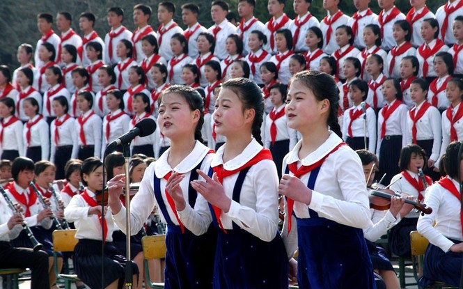 Các em học sinh trường Changdok, Bình Nhưỡng đang tập hát các tiết mục văn nghệ cho ngày đại lễ.