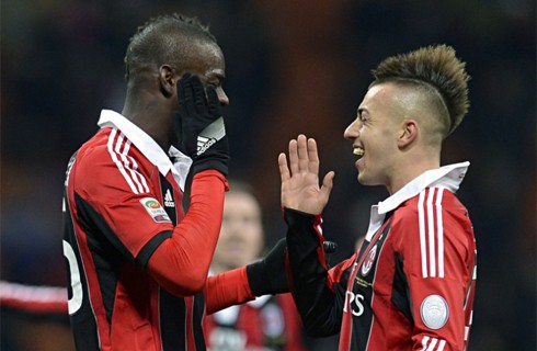 Balotelli để chỏm tóc ngắn ở giữa đầu trong khi El Sharaawy để chỏm tóc dài vuốt dựng cùng với đường cạo xung quanh