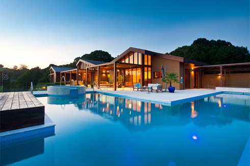 Ngôi nhà mang phong cách hiện đại nằm trên sườn đồi rộng 141.640 m2, bên cạnh một nhánh sông tại Bangalow, Australia