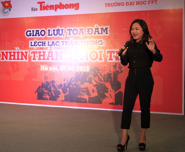 Cùng với những nội dung giao lưu, chương trình còn có những tiết mục văn nghệ đặc sắc. Trong ảnh là ca sĩ Mai Trang với ca khúc