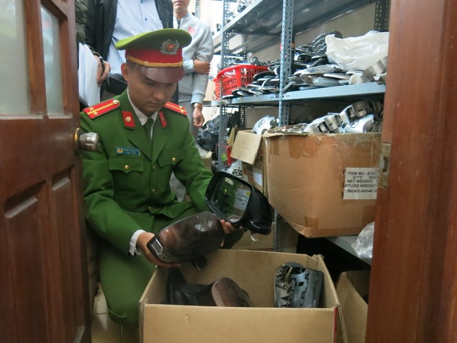 Đột kích 'tổng kho' phụ tùng ô tô trộm cắp tại khu vực chợ Trời - ảnh 2