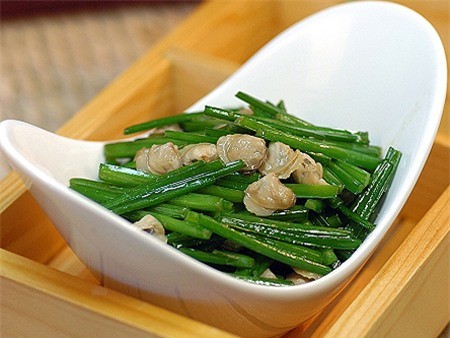 Giá thành rẻ, hương vị thơm ngon, hàm lượng dinh dưỡng cao, dễ chế biến là những yếu tố khiến rau hẹ trở thành loại thực phẩm yêu thích của nhiều chị em nội trợ. (Ảnh: nguồn Internet).
