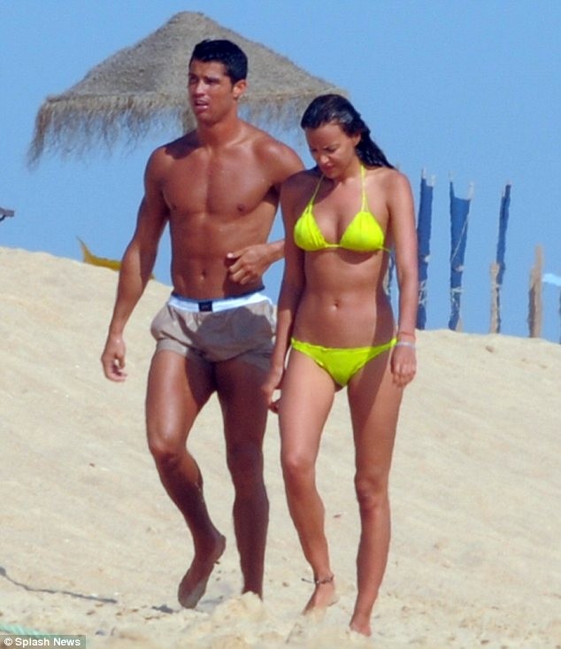 Cristiano Ronaldo lộ ảnh tình tứ với siêu mẫu giữa biển - ảnh 1