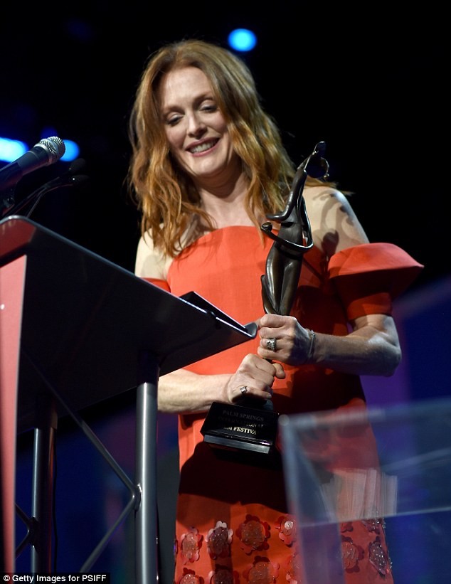 Ngỡ ngàng nhan sắc Julianne Moore ở tuổi 54 - ảnh 2