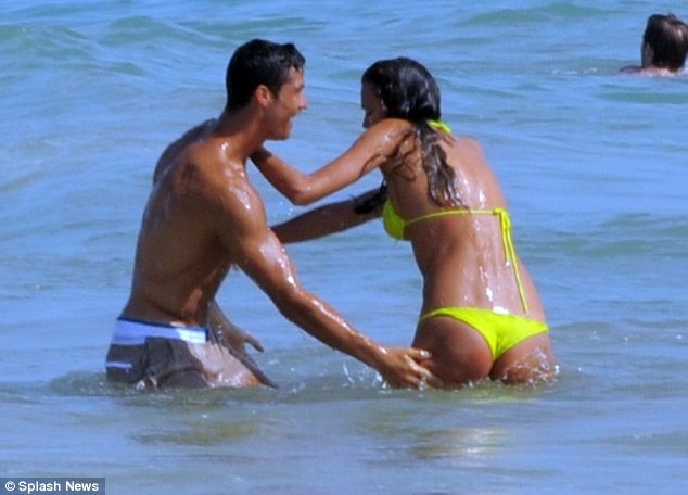 Cristiano Ronaldo lộ ảnh tình tứ với siêu mẫu giữa biển - ảnh 2