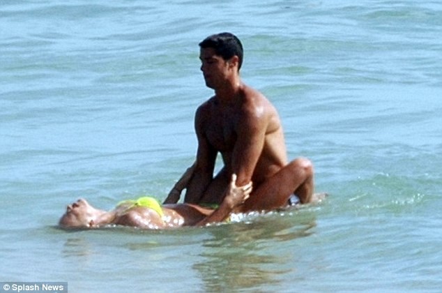 Cristiano Ronaldo lộ ảnh tình tứ với siêu mẫu giữa biển - ảnh 3