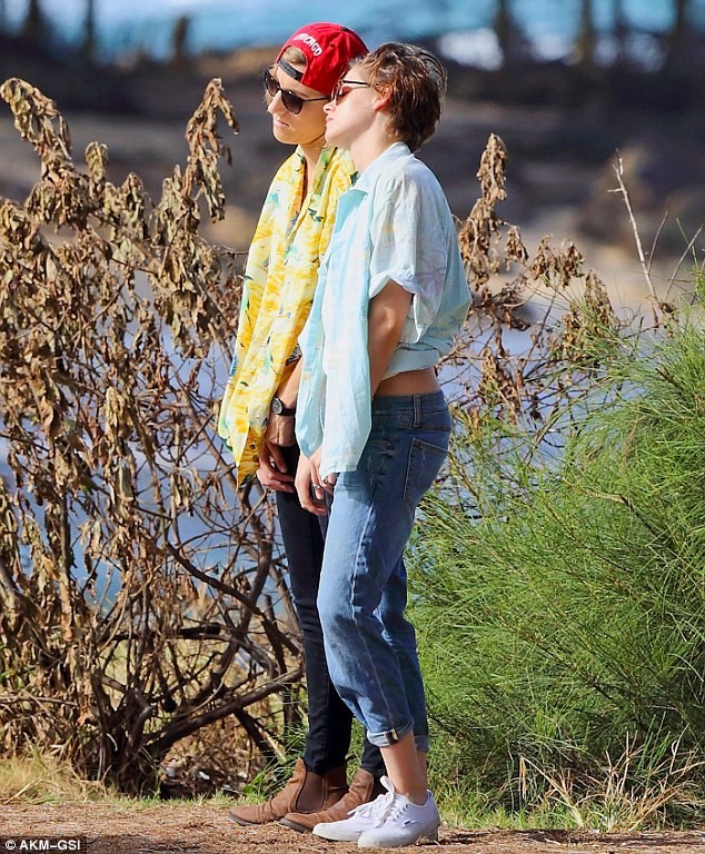 Lộ ảnh Kristen Stewart thân mật nữ trợ lý trên bãi biển - ảnh 8