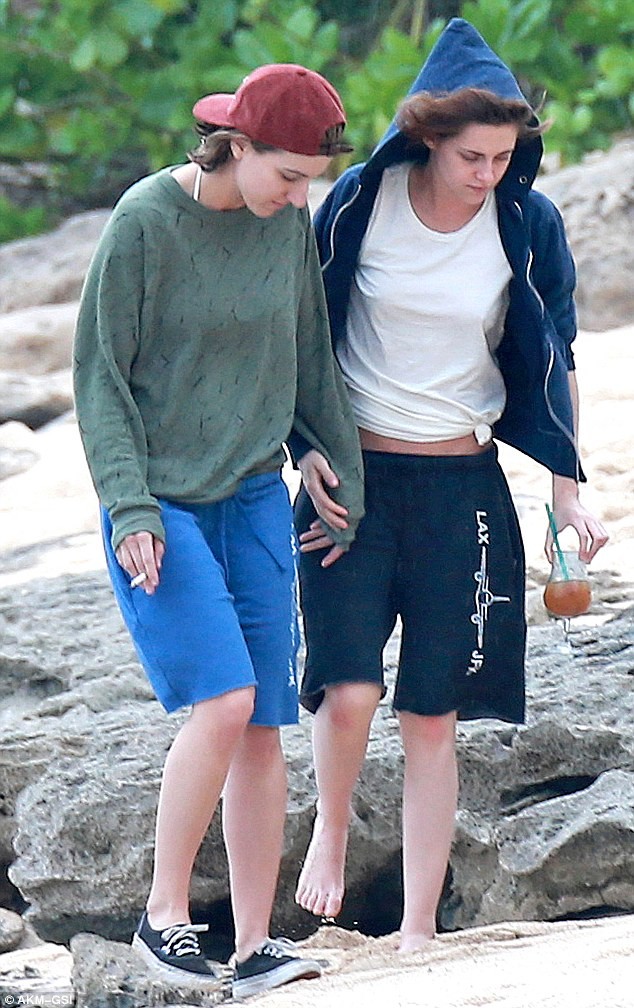 Lộ ảnh Kristen Stewart thân mật nữ trợ lý trên bãi biển - ảnh 4