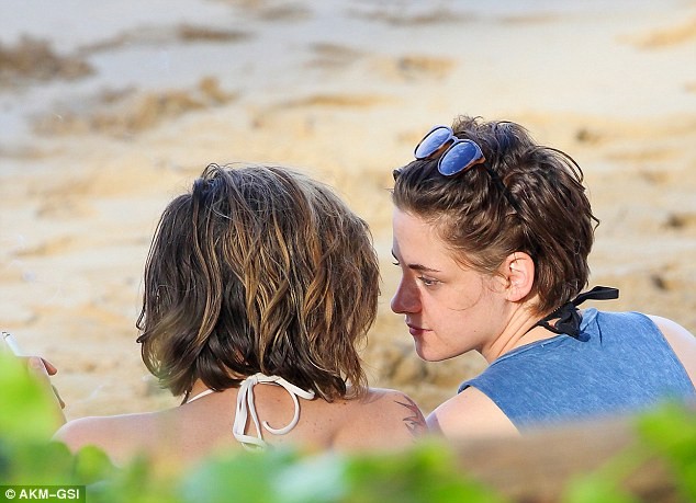 Lộ ảnh Kristen Stewart thân mật nữ trợ lý trên bãi biển - ảnh 5