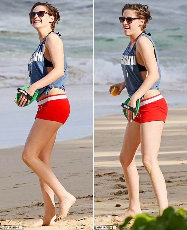 Lộ ảnh Kristen Stewart thân mật nữ trợ lý trên bãi biển - ảnh 2