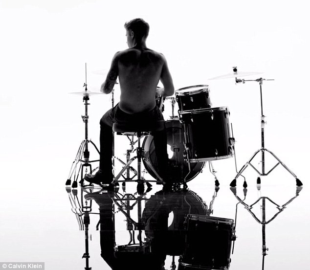 Justin Bieber khoe thân hình cơ bắp, làm mẫu ảnh cho CK - ảnh 6