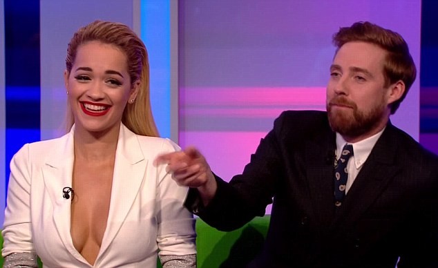 Rita Ora bị khán giả phản đối vì hở hang trên truyền hình - ảnh 4
