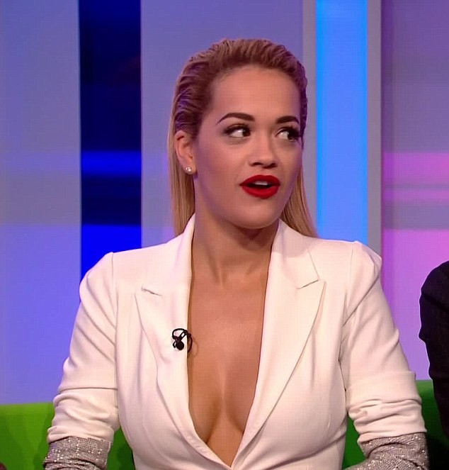 Rita Ora bị khán giả phản đối vì hở hang trên truyền hình - ảnh 5
