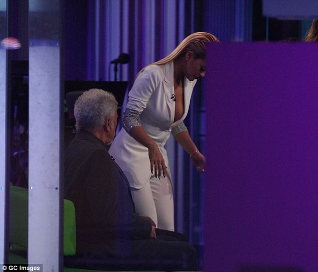 Rita Ora bị khán giả phản đối vì hở hang trên truyền hình - ảnh 2