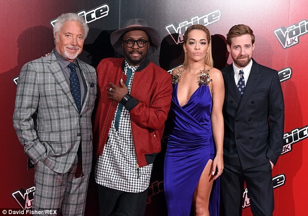Rita Ora bị khán giả phản đối vì hở hang trên truyền hình - ảnh 9