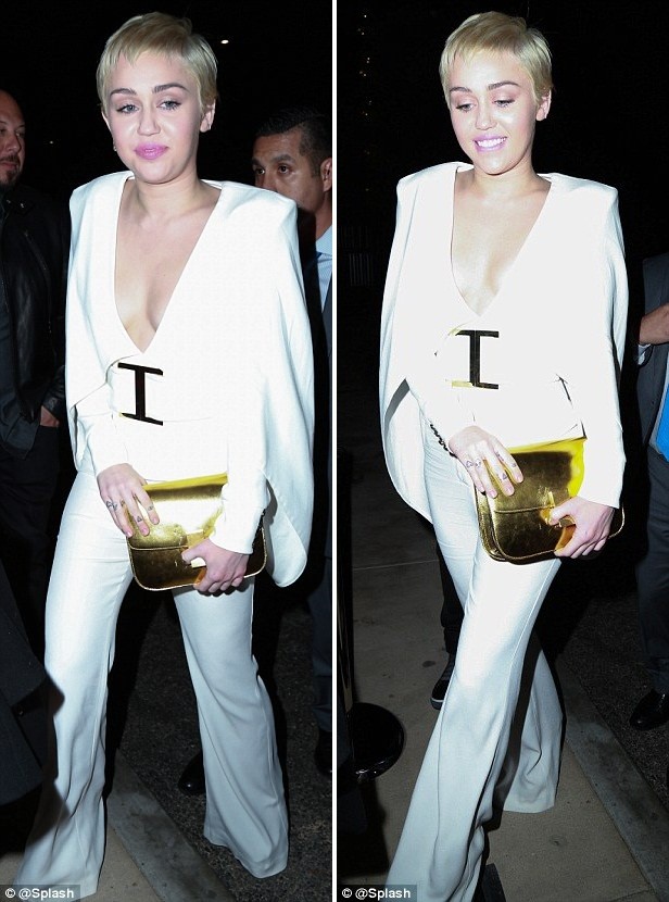 'Gái hư' Miley Cyrus bất ngờ ăn mặc 'ngoan hiền' đi sự kiện - ảnh 3