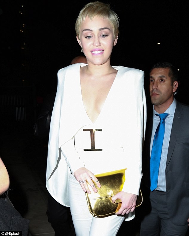 'Gái hư' Miley Cyrus bất ngờ ăn mặc 'ngoan hiền' đi sự kiện - ảnh 4