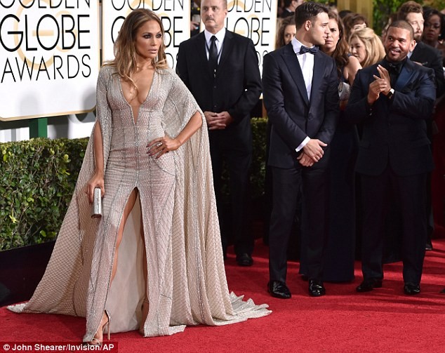 Jennifer Lopez mặc váy xẻ, khoe ngực táo bạo - ảnh 3