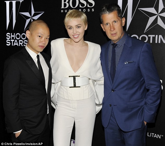 'Gái hư' Miley Cyrus bất ngờ ăn mặc 'ngoan hiền' đi sự kiện - ảnh 5