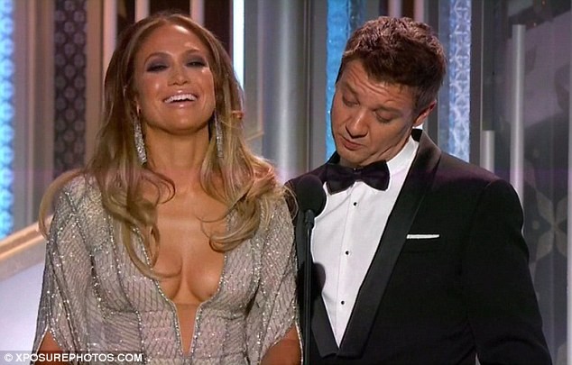 Jennifer Lopez mặc váy xẻ, khoe ngực táo bạo - ảnh 6