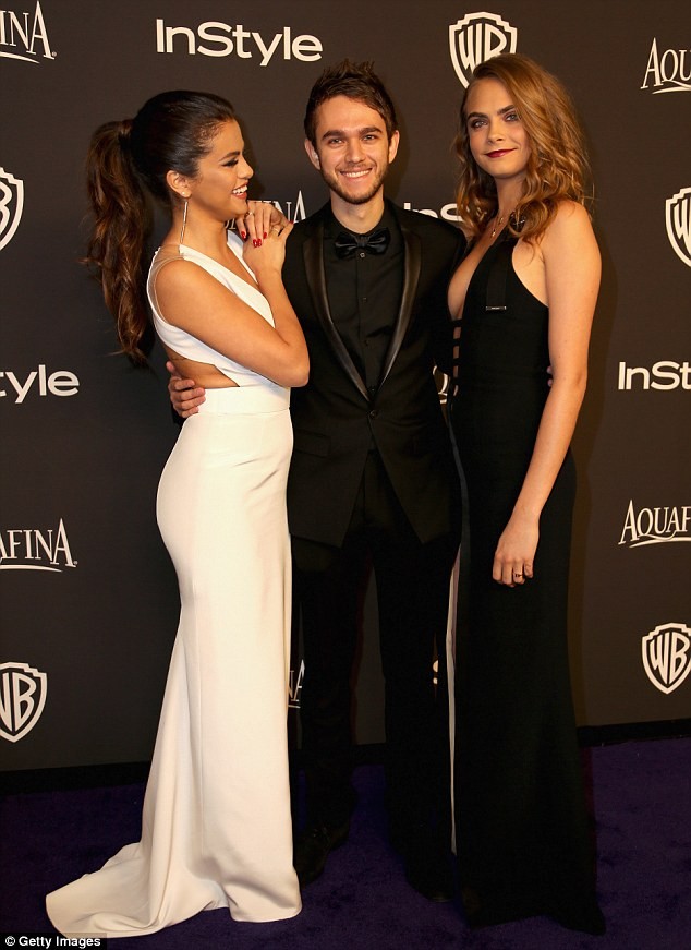 Selena Gomez quấn quýt bên nam DJ điển trai - ảnh 4