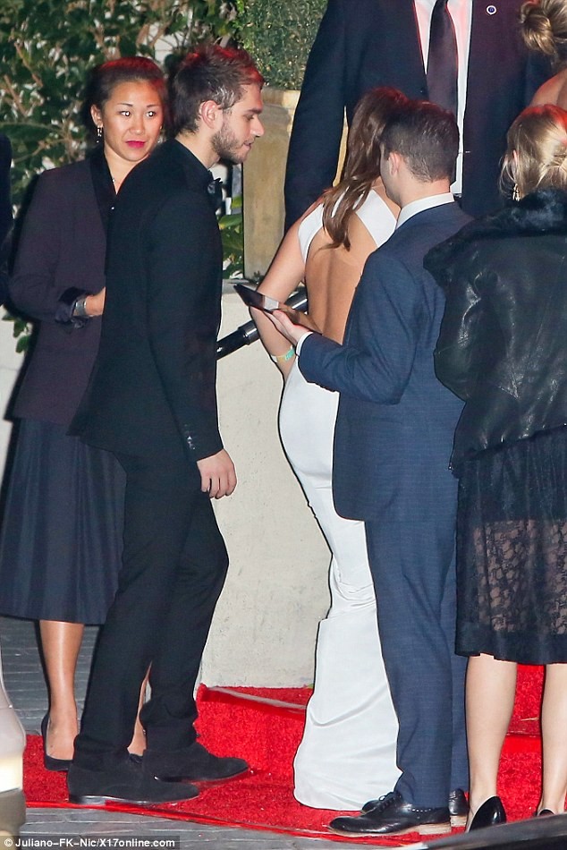 Selena Gomez quấn quýt bên nam DJ điển trai - ảnh 3