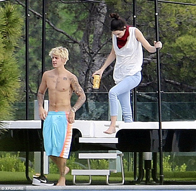 Justin Bieber ở trần