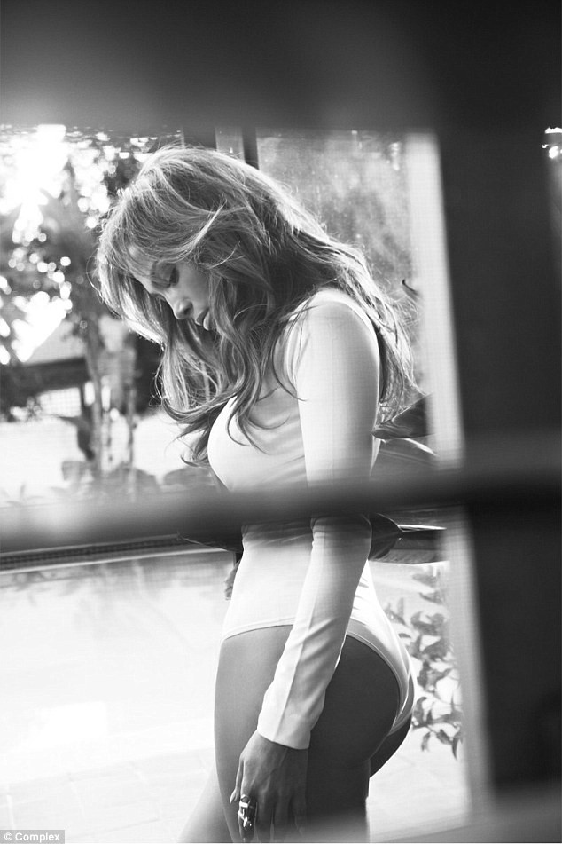 Jennifer Lopez 'phản pháo' khi bị chỉ trích quá sexy - ảnh 3