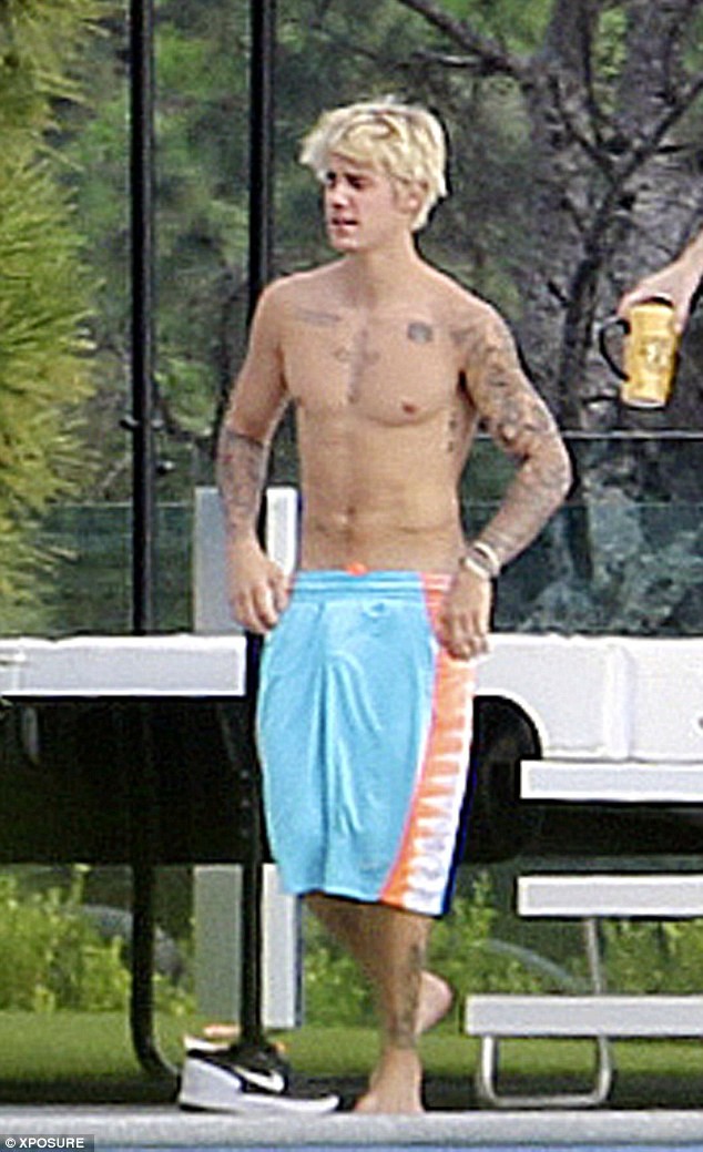 Justin Bieber ở trần