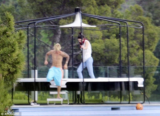 Justin Bieber ở trần