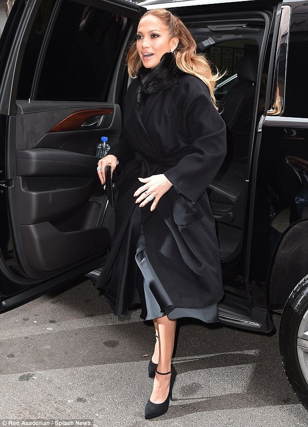 Jennifer Lopez 'phản pháo' khi bị chỉ trích quá sexy - ảnh 5