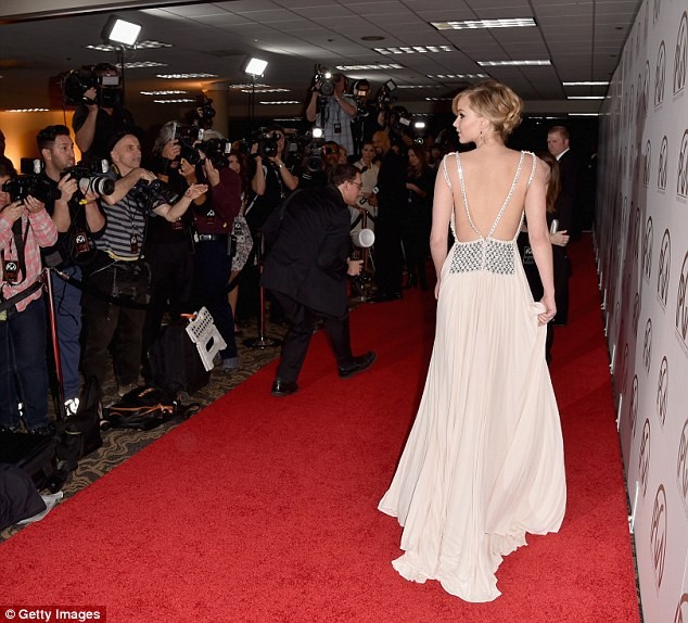 Jennifer Lawrence khoe nhan sắc kiều diễm trên thảm đỏ PGA - ảnh 3