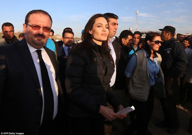 Angelina Jolie giản dị đi từ thiện ở Iraq - ảnh 1