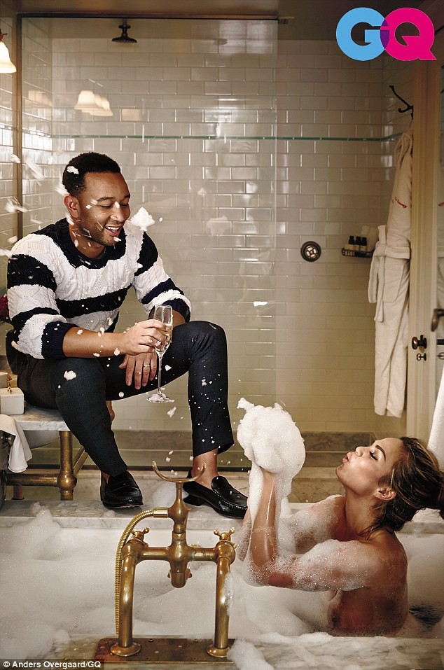 Siêu mẫu Chrissy Teigen khoe ảnh gợi cảm bên chồng - ảnh 1