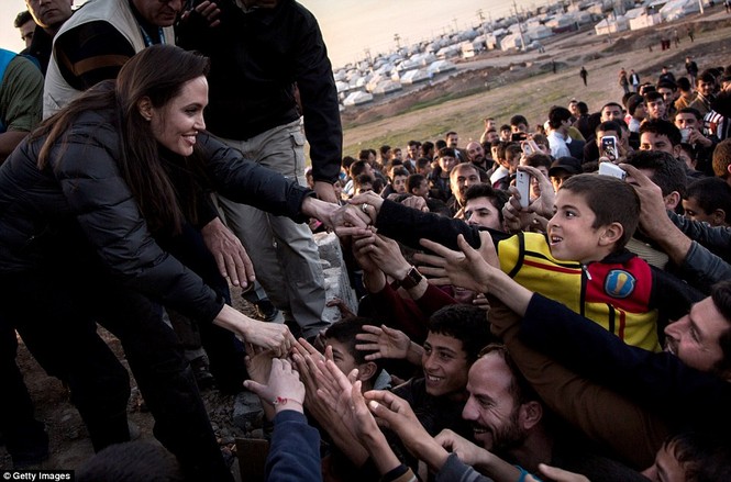 Angelina Jolie giản dị đi từ thiện ở Iraq - ảnh 2