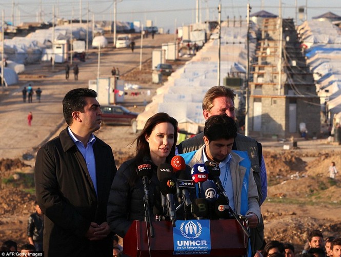 Angelina Jolie giản dị đi từ thiện ở Iraq - ảnh 3