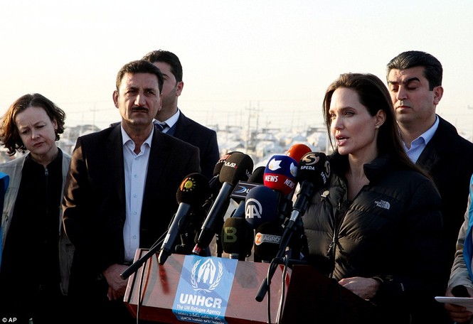 Angelina Jolie giản dị đi từ thiện ở Iraq - ảnh 4