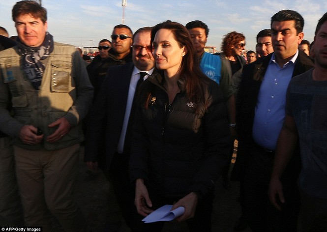 Angelina Jolie giản dị đi từ thiện ở Iraq - ảnh 5