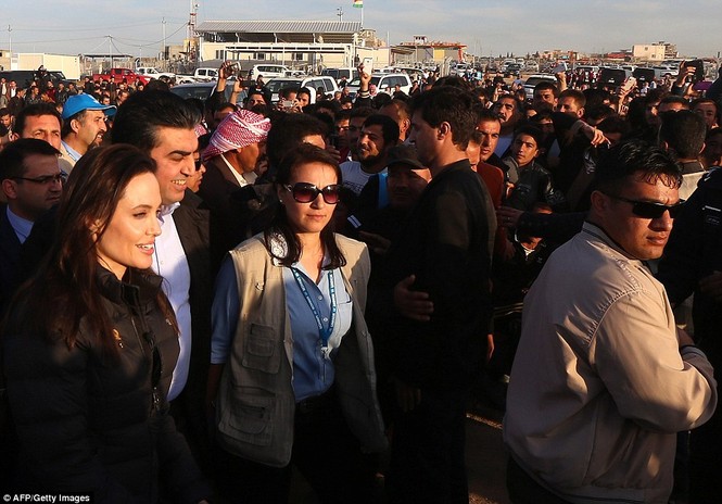 Angelina Jolie giản dị đi từ thiện ở Iraq - ảnh 7